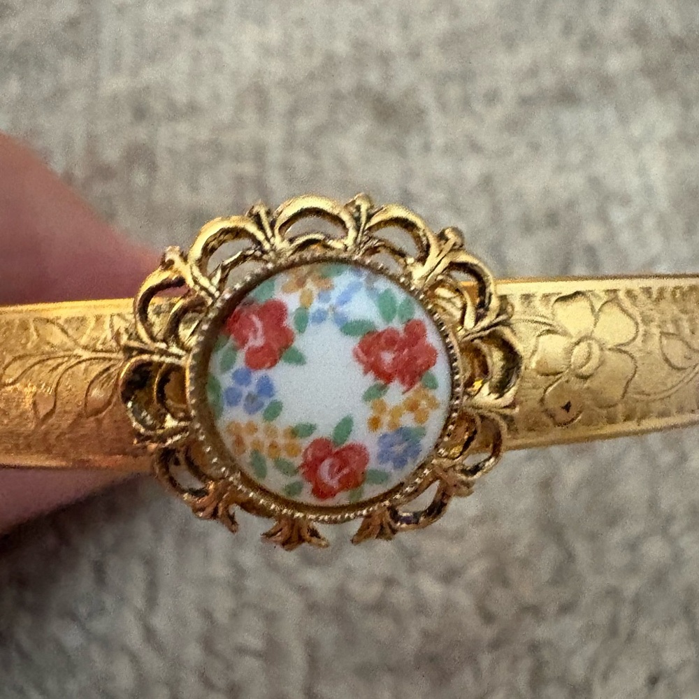 GUC gold tone bangle bracelet